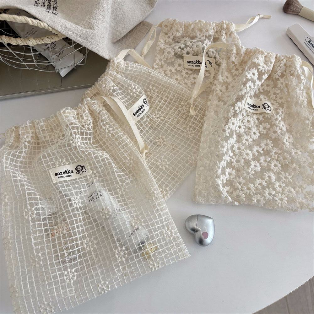 Cosmetic Bags - Spitzenbestickte Gänseblümchen-Netz-Kordelzug-Kosmetiktasche – Sommer-Reise-Organizer für Toilettenartikel,
